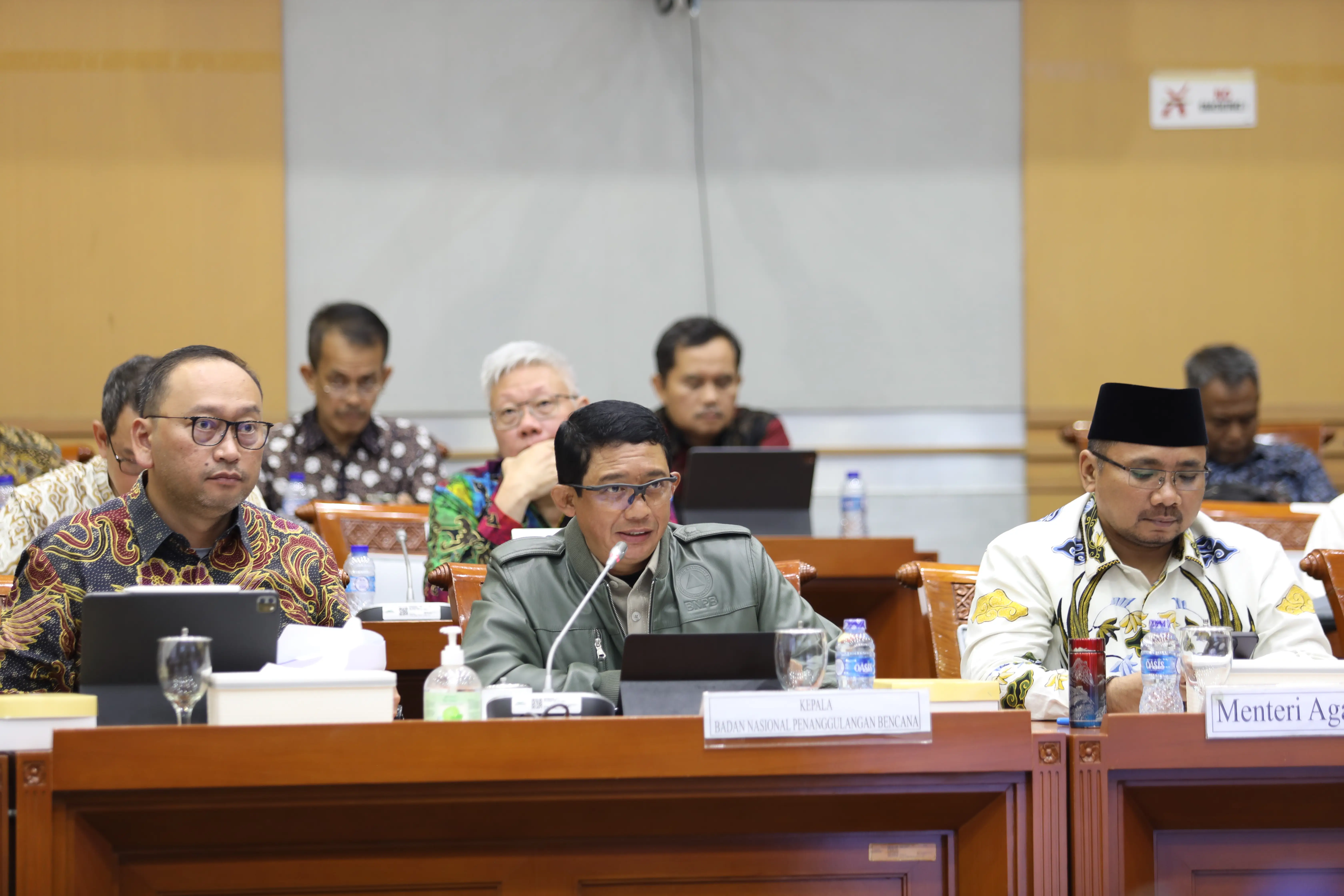 Kepala BNPB Letnan Jenderal TNI Suharyanto, S.Sos., M.M., menghadiri rapat kerja bersama Komisi VIII DPR RI, Selasa (4/6) di ruang rapat Komisi VIII Gedung Nusantara I, Komplek DPR, Jakarta. Pada agenda tersebut, Kepala BNPB didampingi oleh Sekretaris Utama Rustian dan para pejabat eselon I dan II BNPB.   